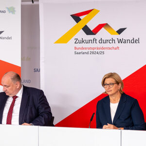 Vorstellung des von uns – in Anlehnung an das Saarpolygon von Pfeiffer + Sachse – entworfenen Logos durch die Ministerpräsidentin, Foto: Fionn Große